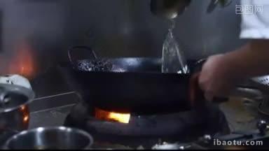 4K实拍厨师往锅中加水烧汤