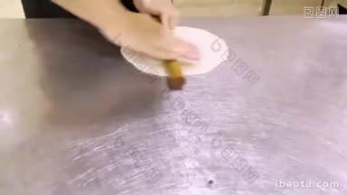 4K实拍美食家擀面皮制作面饼