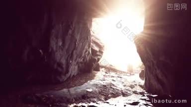 令人叹为观止的明亮的太阳光<strong>落入</strong>洞穴的景象