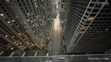 现代城市中心摩天大楼之间繁忙的汽车交通的空中空爆