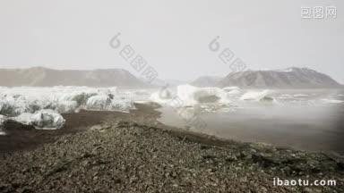 巨<strong>大</strong>的<strong>冰块</strong>结构在海滨的黑沙上