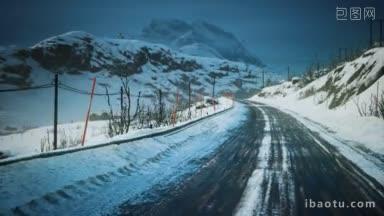 在雪山中驾车时用雪覆盖的道路