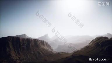 在雾中覆盖的多洛米特山脉的景象