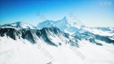 雪围山峰和冰川的全景