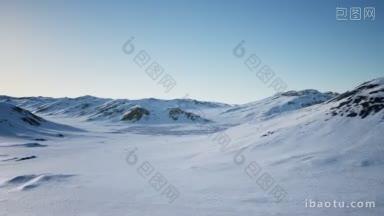 南极洲的雪山和冰海的空中景象