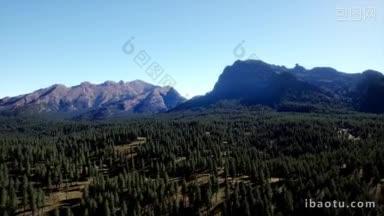 夏季的瀑布山和周边的加拿大岩山