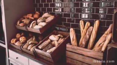 面包店架上新鲜的面包