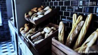 面包店架上新鲜的面包