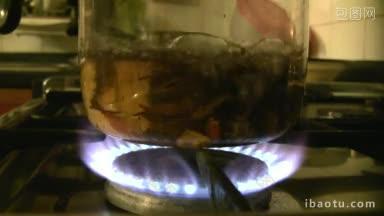 <strong>玻璃茶壶</strong>在煤气灶上加热