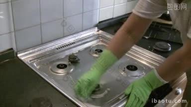 戴着手套的女人在清理煤气炉