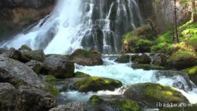 瀑布具有岩石和潮水的快速流