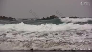 你可以从岩石的背景看到海水掀起的汪洋风雨