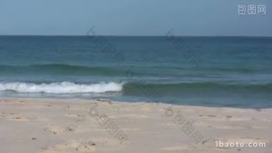 就在外面看一个有<strong>海浪</strong>的沙滩