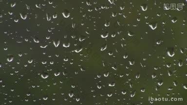 滴在窗上的雨水