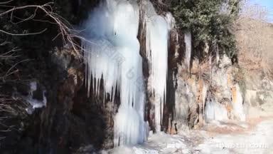 在结冰的瀑布上拍摄多重镜头