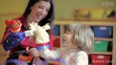 多张照片，几岁的女孩<strong>和</strong>她的<strong>老师</strong>玩木偶在幼儿园