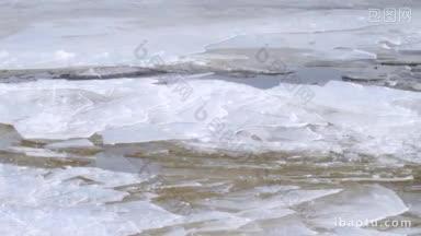 河里的冰开始融化