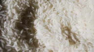 在镜头前，一些米饭在转动