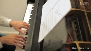 裁剪视图的音乐家弹钢琴高角度视图