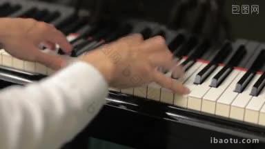 裁剪视图的音乐家弹钢琴后视图