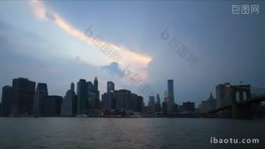 从黄昏到夜晚，暴风雨天气下纽约市南街海港的天际线延时