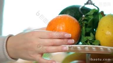 女人手里拿着新鲜的橘子