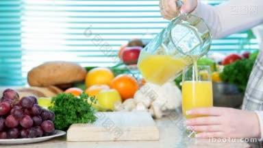 女服务员在厨房里用手倒着橙汁，旁边放着很多蔬菜和<strong>水果</strong>