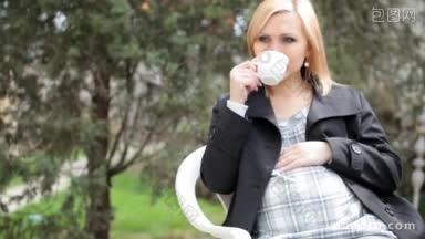 孕妇在户外喝茶