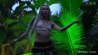 美丽的女子辫子跳舞附近的棕榈树在丛林低角度视频