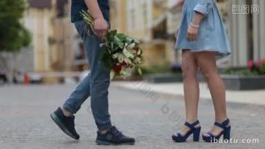 低节<strong>男女</strong>腿在休闲鞋会议浪漫的约会在城市风景背景下约会的夫妇