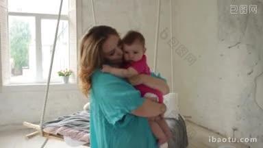 <strong>美丽</strong>的年轻母亲抱着和亲吻婴儿，而家人在客厅一起享受时光，照顾年轻母亲喂奶