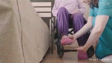 年轻护士照顾<strong>轮椅</strong>上的老年残疾妇女步行回家或临终关怀护理和协助