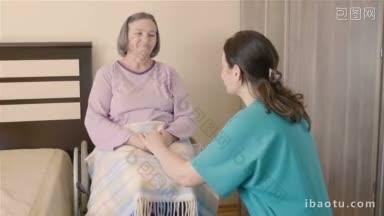 坐在<strong>轮椅</strong>上的老年妇女与她的护理员交谈，在家中护理和护理或临终关怀的概念
