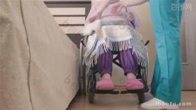 年轻护士<strong>照顾</strong>轮椅上的老年残疾妇女，并将她转移到家中或临终关怀护理和援助