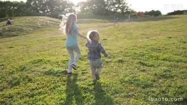 两个顽皮的孩子手牵着手在公园的绿色草地上奔跑，<strong>妹妹</strong>和蹒跚学步的弟弟
