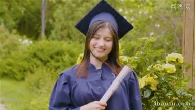 面带微笑的年轻女子拿着毕业证，戴着<strong>学士帽</strong>在户外看着相机毕业概念