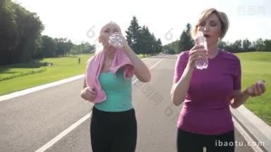 活跃的健身女士在公园慢跑后喝水美丽的健<strong>身高</strong>级妇女跑步后休息