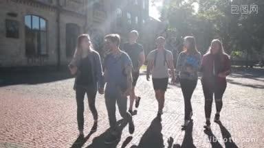积极的大学生群体一起去大学校园上课，年轻的青少年朋友带着笔记本和书<strong>散步</strong>