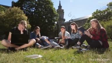 一群疲惫困倦的大学生坐在校园外的草地上准备考试
