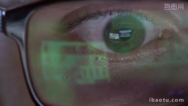 一名戴眼镜的男子的眼睛在夜间在笔记本电脑上工作的特写