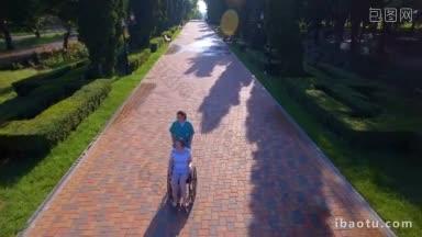 <strong>空中拍摄</strong>的公园里，护工带着轮椅上的残疾老人在户外散步的镜头