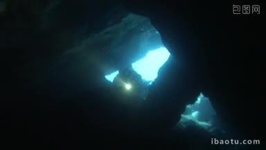 潜水员在这里挖洞