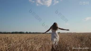 快乐的年轻女子穿着白色连衣裙，有着令人惊叹的金色长发，在<strong>夏天</strong>穿过麦田，映衬着令人惊叹的天际线