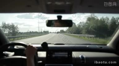 熟练的女司机驾驶汽车<strong>在</strong>高速公路夏季公路<strong>旅行</strong>从汽车内部的观点