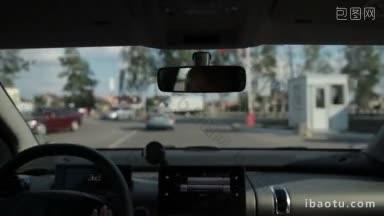 在模糊的城市景观背景视图下，一名女子<strong>开车</strong>在高速公路上从二级公路的十字路口左转