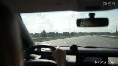 夏季自驾游期间，在高速公路上开车的女<strong>游客</strong>从汽车内部观看