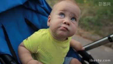 肖像可爱的小男孩与<strong>蓝色</strong>无辜的<strong>眼睛</strong>坐在婴儿车玩具在他的手和