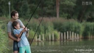 快乐的少年男孩和父亲在夏天的湖上捕鱼的过程中快乐的儿子和