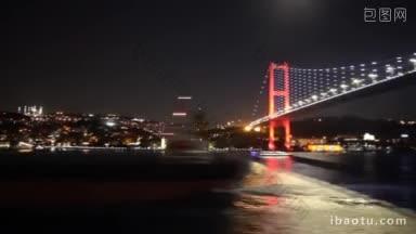 夜晚，从伊斯坦布尔大桥下航行的船只上看到的壮观景色