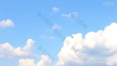 白色的蓬松的云在蓝天时间流逝的视频